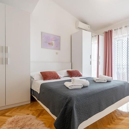 Apartment Iva With Sea View Makarska Exterior photo