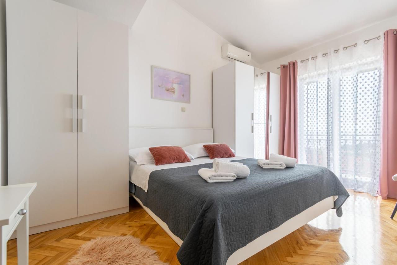 Apartment Iva With Sea View Makarska Exterior photo