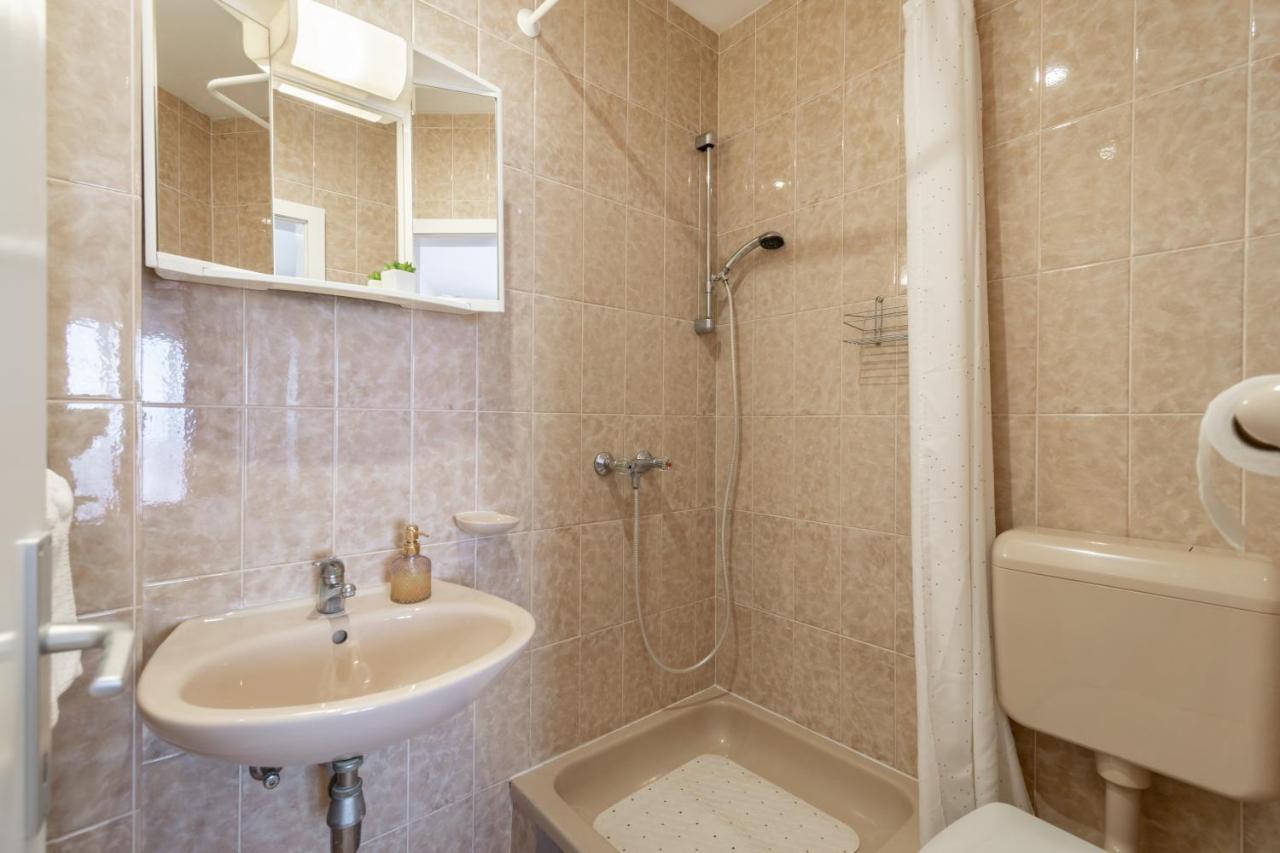 Apartment Iva With Sea View Makarska Exterior photo