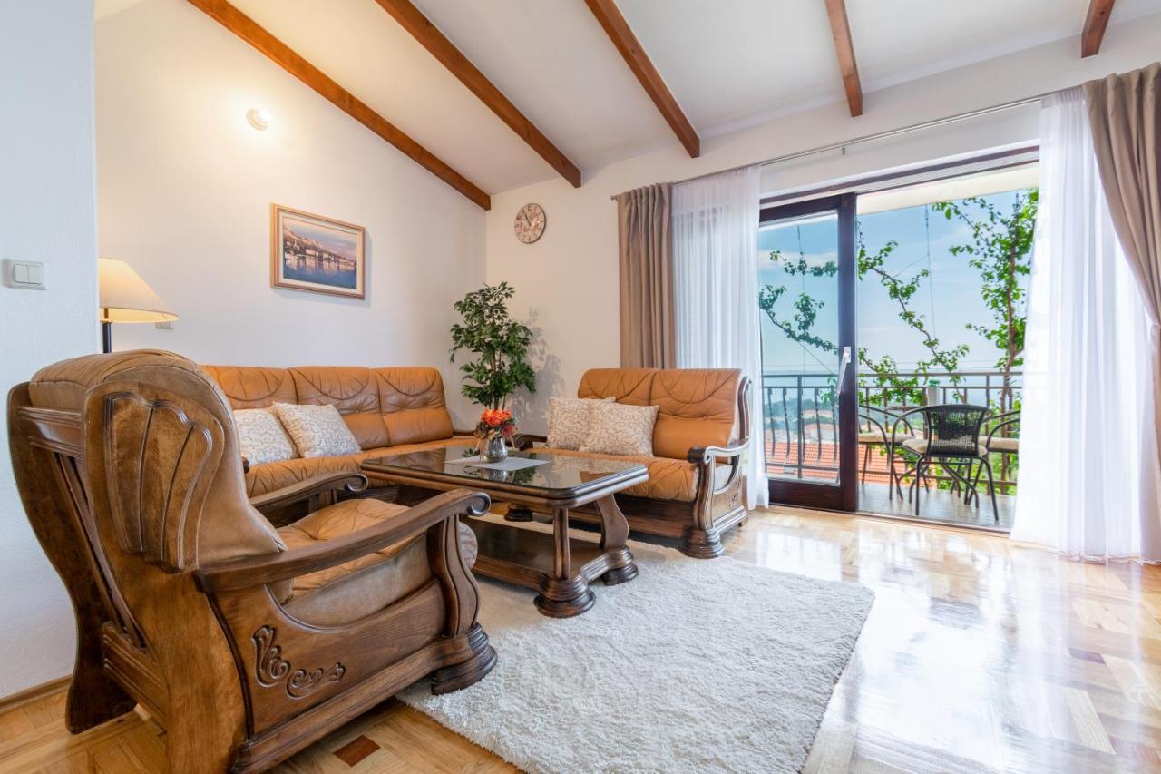 Apartment Iva With Sea View Makarska Exterior photo