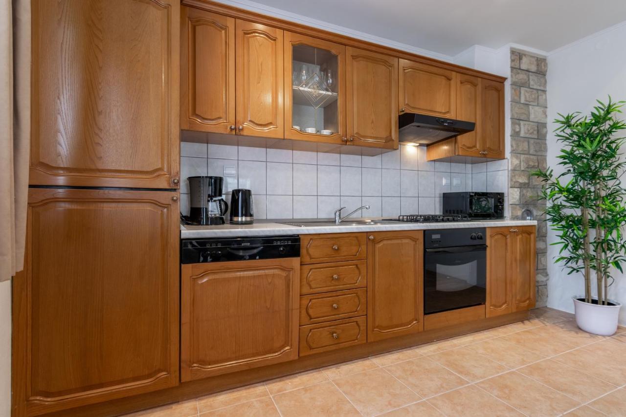 Apartment Iva With Sea View Makarska Exterior photo