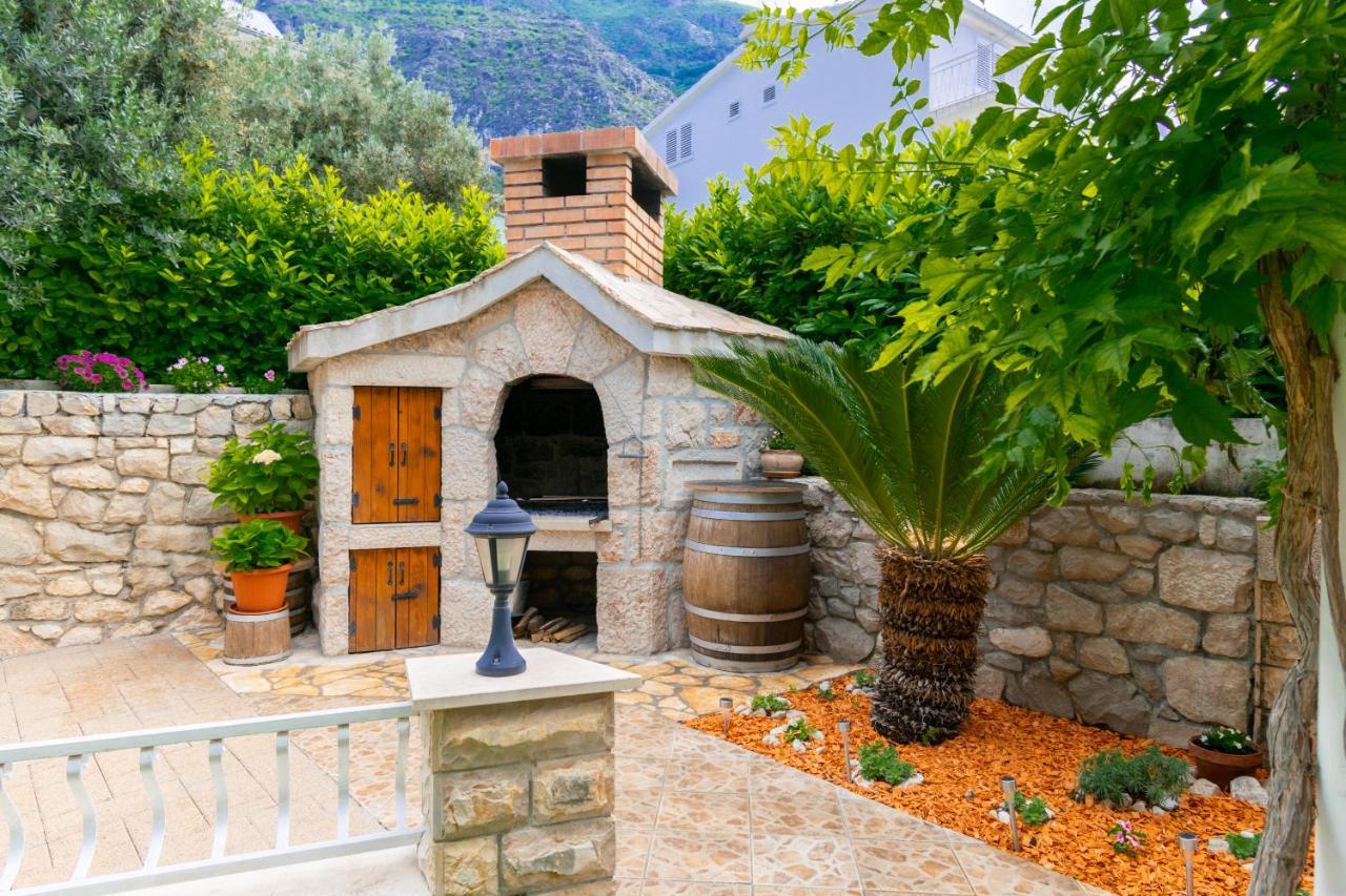 Apartment Iva With Sea View Makarska Exterior photo